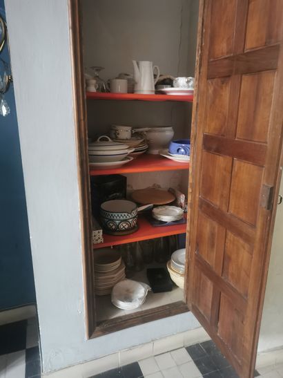 Dans un placard encastré de l'entrée

Vaisselle...