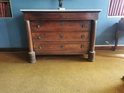 COMMODE en bois de placage d'acajou à colonne...