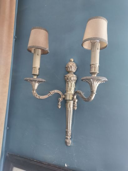 PAIRE D APPLIQUES de style Louis XVI en bronze...