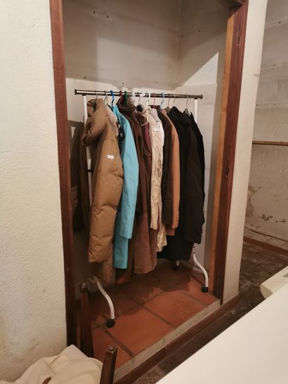 Deux portants de vetements de corps comprenant...