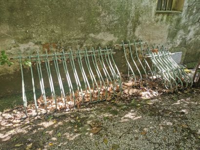
Deux rampes de monté d'escalier ou barrière...