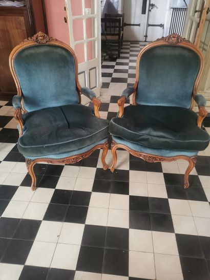 PAIRE de fauteuils Louis XV en noyer mouluré...