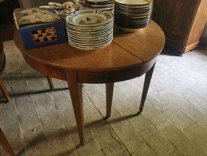 
Deux tables ronde plaquage de noyer a six...
