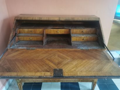 
Bureau de pente en bois de plaquage




A...