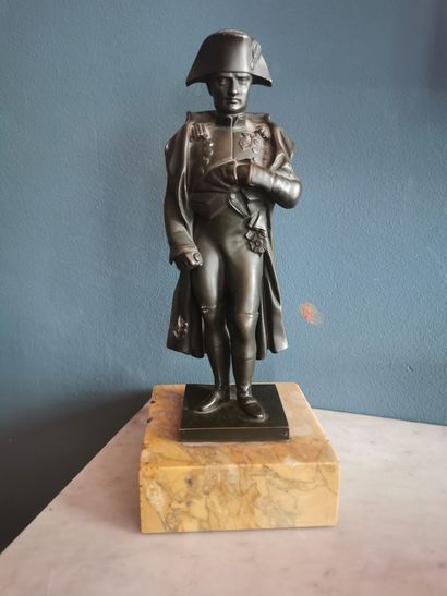 BRONZE de Napoléon reposant sur un socle...