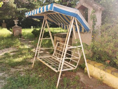 
Lot comprenant 




Une balancelle de jardin...