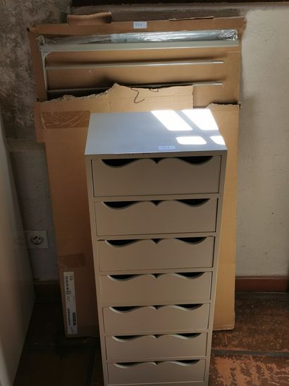 Un petit chiffonnier en bois naturel

On...