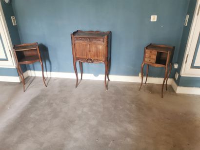 CHEVET coiffeuse en noyer mouluré et sculpté...