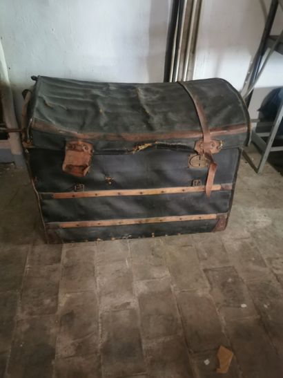 
Une malle de voyage en osier XIXème et son...