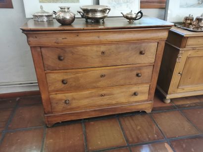 Une commode en noyer à quatre tiroirs Louis...