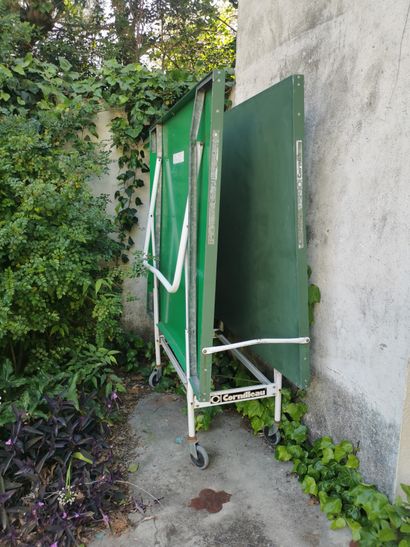 
Lot comprenant 




Une balancelle de jardin...