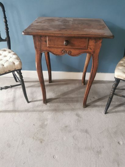 TABLE d'appoint en noyer de style louis XV,...