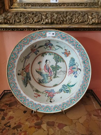 BASSIN en porcelaine de Canton à décor de...