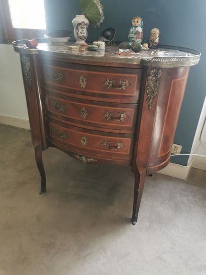 Commode demi lune en bois de plaquage à decors...