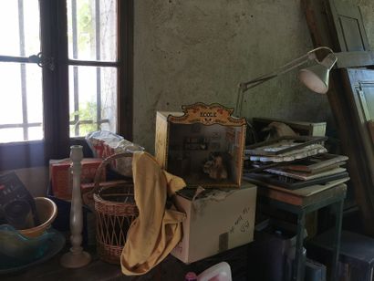 Dans une remise un ensemble de mobilier dont...