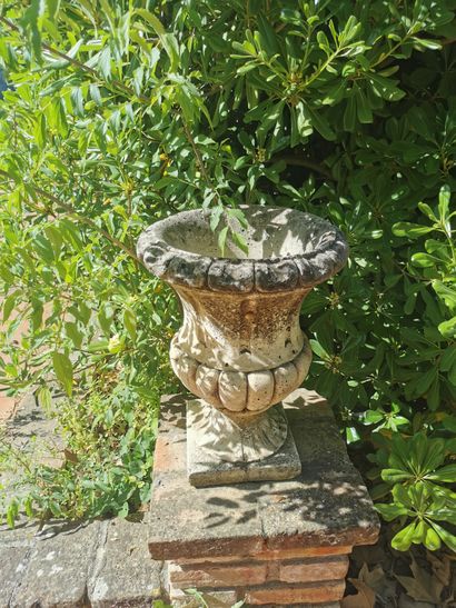 Paire de vase de style medicis en pierre...