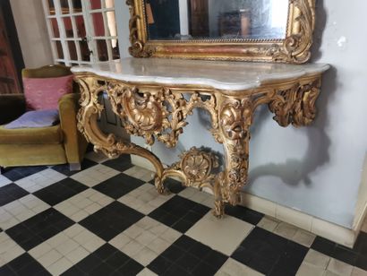 Console en bois sculpté et doré à riche décor...