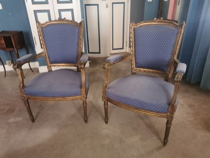 Paire de fauteuil cabriolet en hetre mouluré...