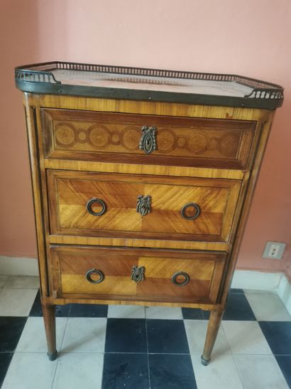 Petite commode en bois de placage de rose...