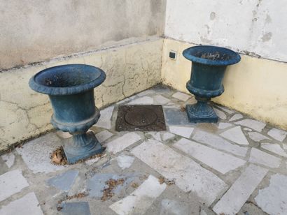Paire de vases Médicis en fonte de fer à...