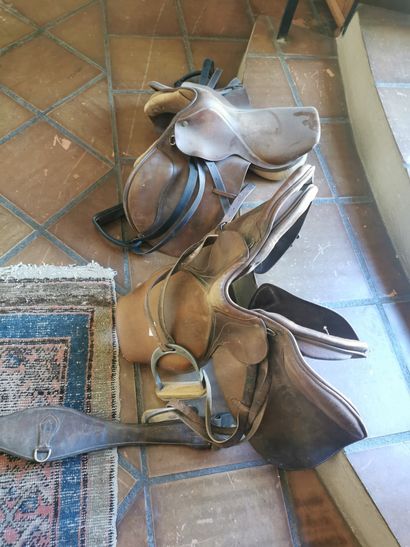 Deux selles de cheval