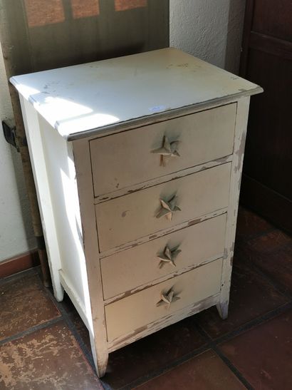 Un petit chiffonnier en bois naturel

On...