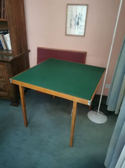 Deux tables de brigde

Lampadaire moderne...