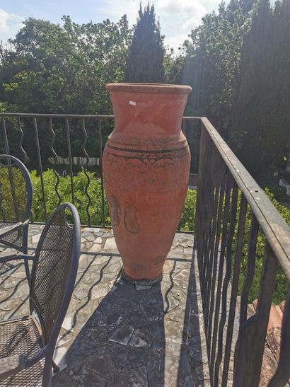 Grand pot en terre cuite a decors floral

Manque...