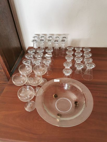 Ensemble de verreries comprenant

Verres...