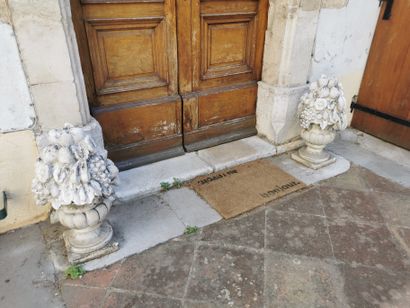 
Deux sculptures en pierre reconstituée représentant...