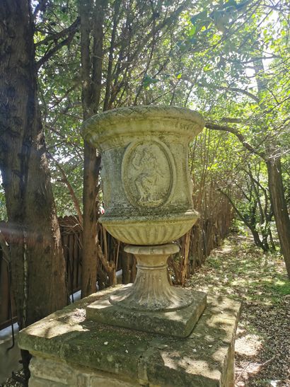 Ensemble de trois vase de style medicis en...