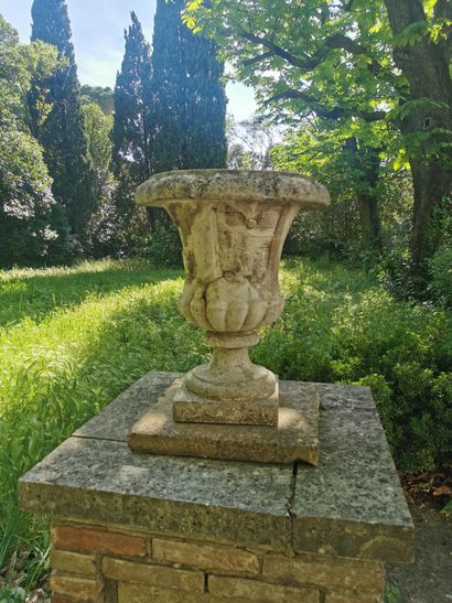 Ensemble de trois vase de style medicis en...