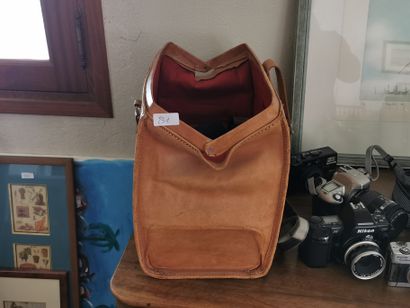 
Un sac en cuir de type portsmouth contenant...
