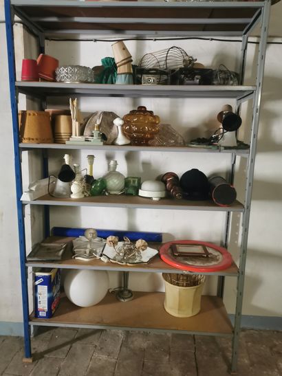
Etagère métallique et son contenu comprenant...