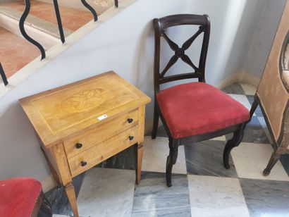
PETIT chevet en bois clair ouvrant par deux...
