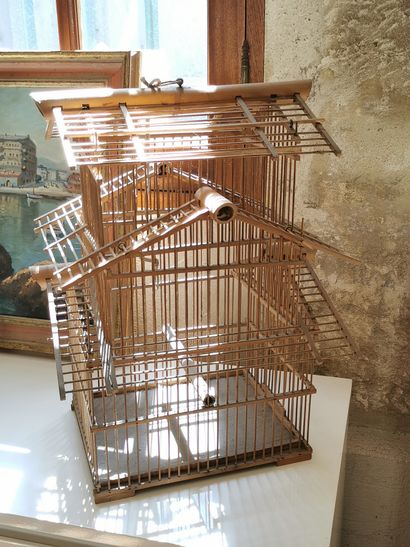 Une petite cage à oiseaux en bois