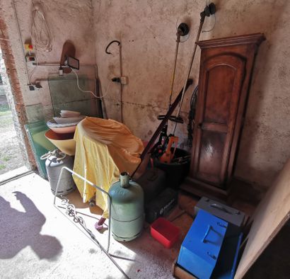 Dans une remise un ensemble de mobilier dont...