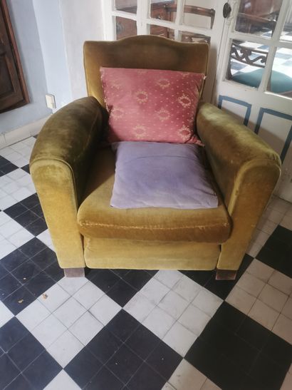 FAUTEUIL CLUB en velours vert, piétement...