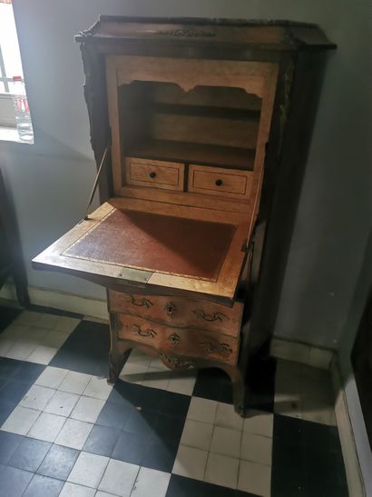 Secrétaire droit en bois de placage de rose...