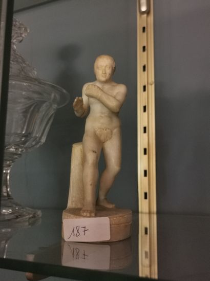 Petite statuette en albatre représentant...