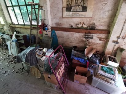 Dans une remise un ensemble de mobilier dont...