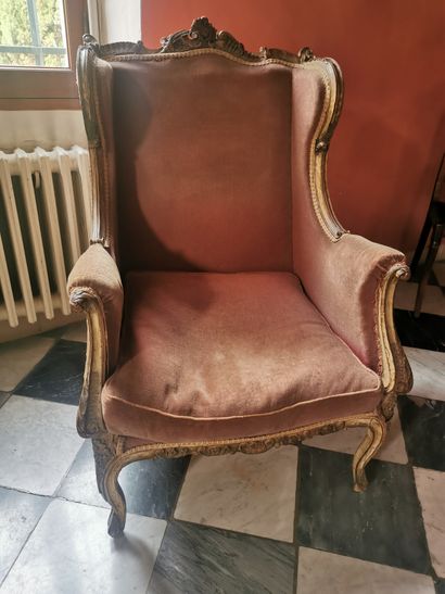 Bergère à oreilles en noyer moulurés et sculpté...