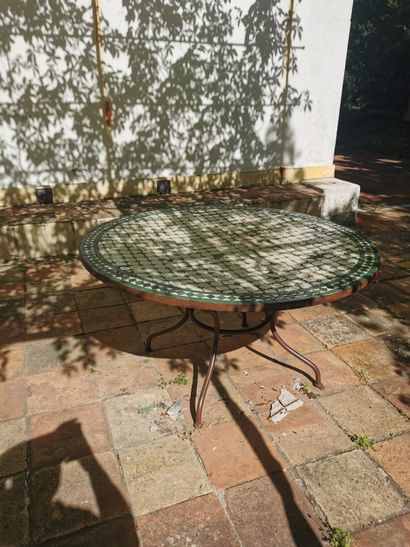 Table de jardin ronde, reposant sur quatre...