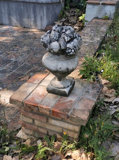 Une paire de sculptures en pierre reconstituée...