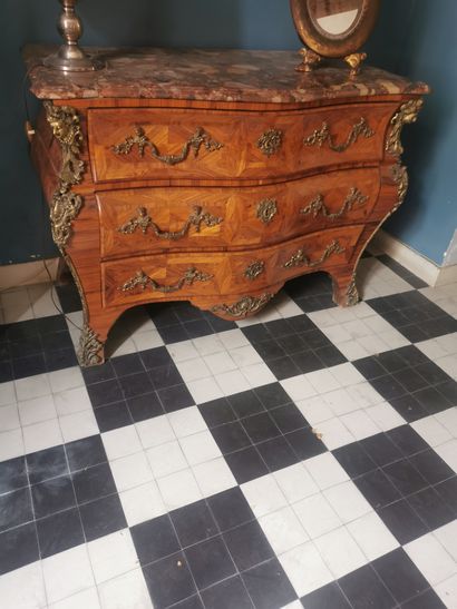 Commode galbée en bois de placage de rose...