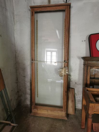 Vitrine en pin à une porte vitrée