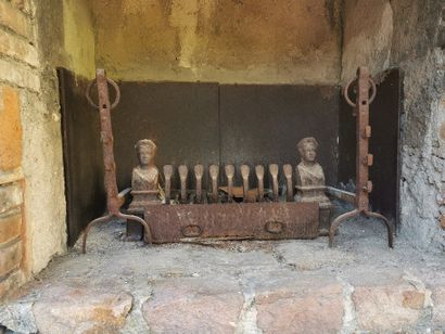 Nécessaire de cheminée comprenant les chenets...
