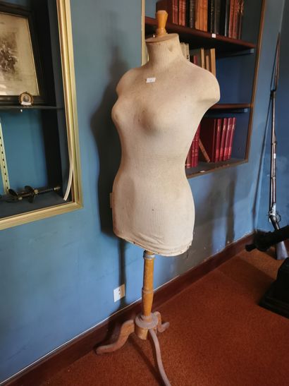 
Mannequin sur pied




Piètement tripode...