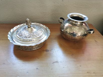 Ensemble : un vase boule à anses et une boîte...