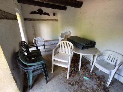 Important lot de chaises de jardin en plastique...
